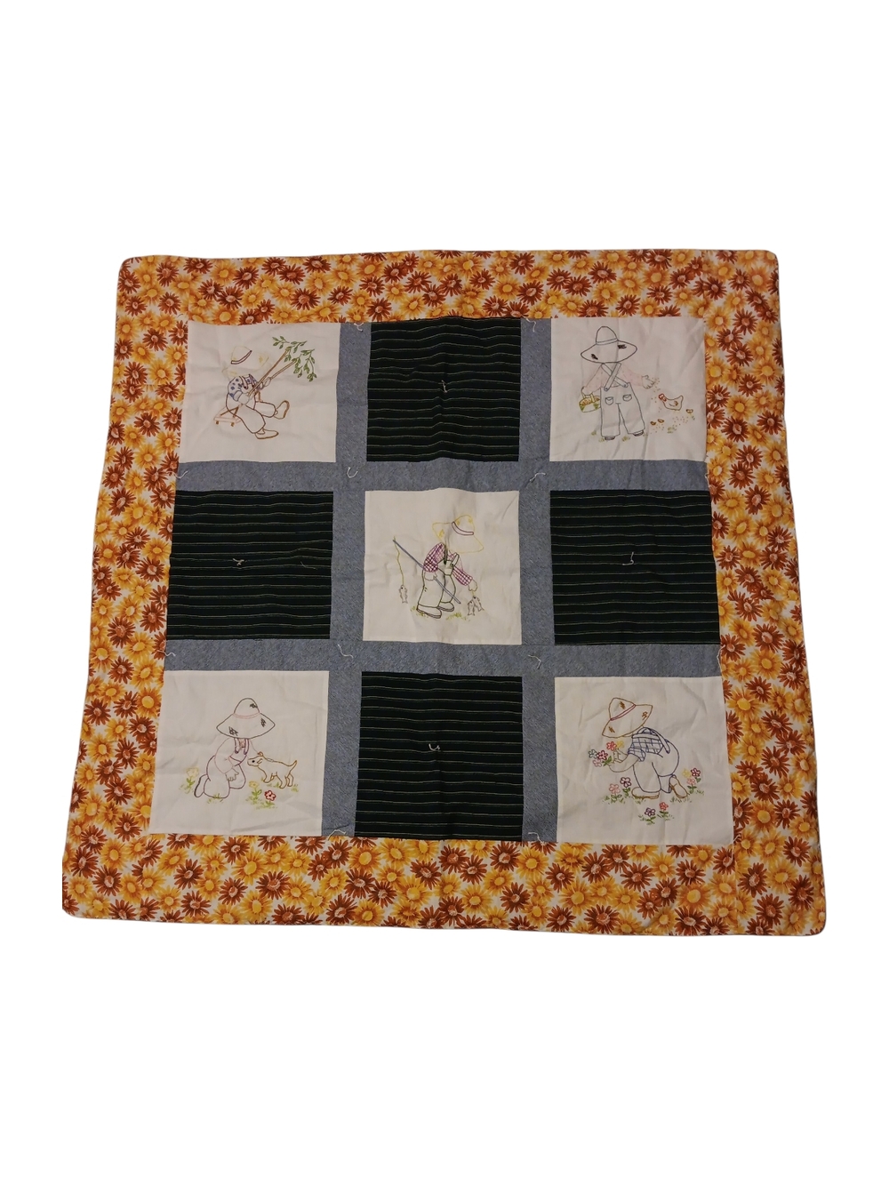Sunflower Border Patchwork Quilt in Yellow and Cream